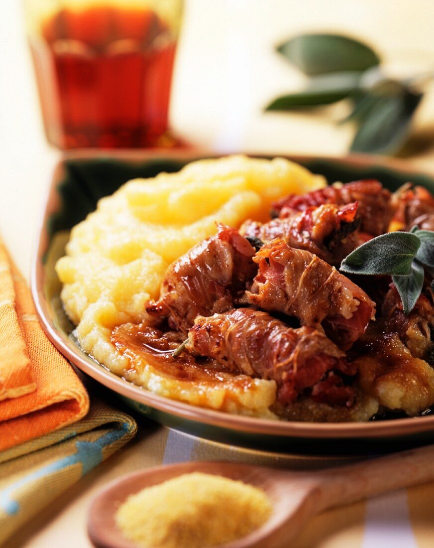 Involtini di carne con polenta (Fleischröllchen mit Polenta)