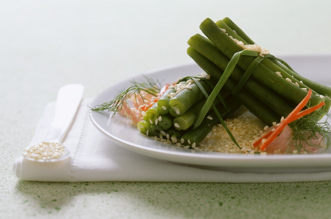 Stillleben mit gebündelten grünen Bohnen und Reis
