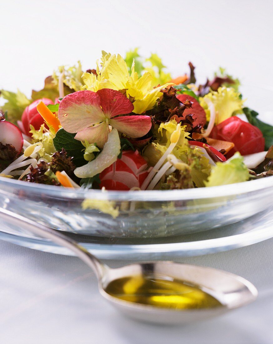 Gemischter Salat mit Sprossen und Blüten