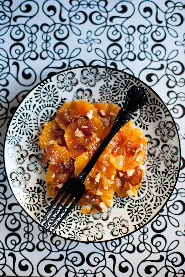 Orangen-Aprikosen-Salat mit Haselnüssen und Ahornsirup