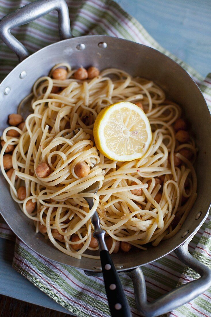 Linguine ai ceci (ribbon pasta with chickpeas, Italy)