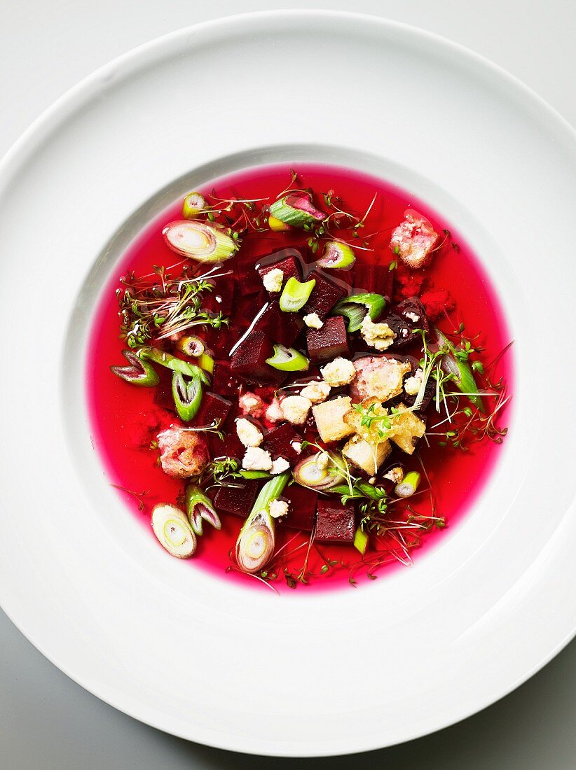 Rote-Bete-Suppe mit Käsecroutons