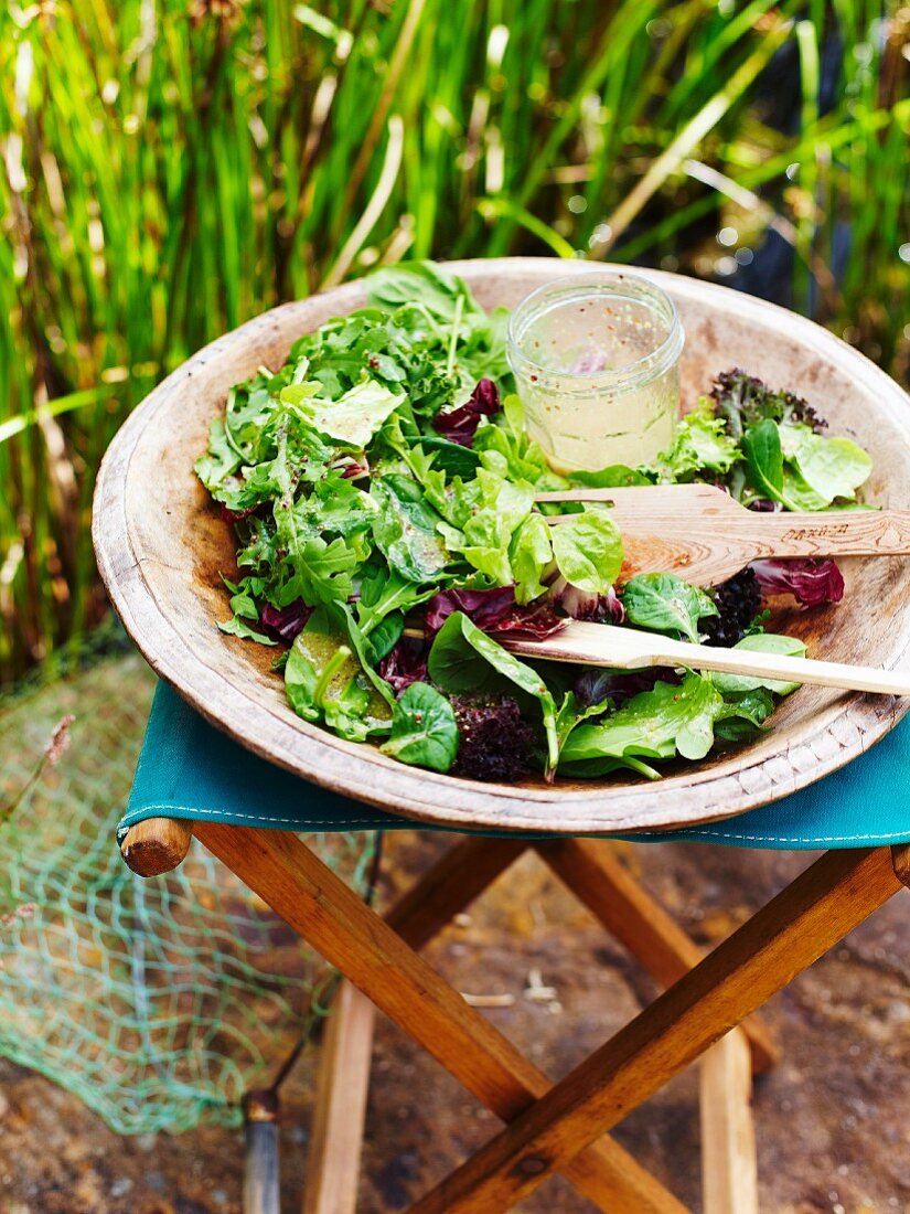 Gemischter Blattsalat mit Senfdressing in Holzschale