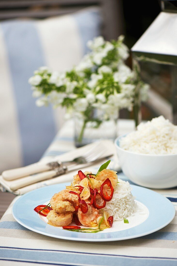Riesengarnelen mit Chilischoten und Reis
