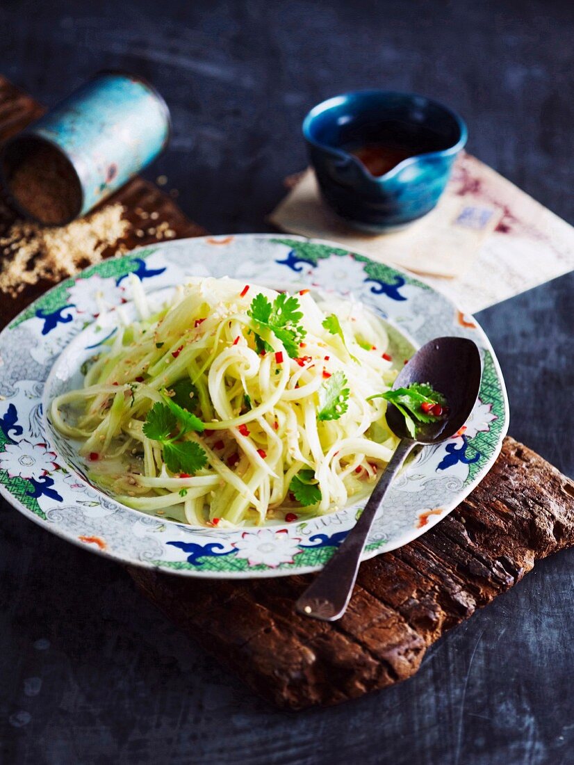 Grüner Papayasalat mit Korianderblättchen