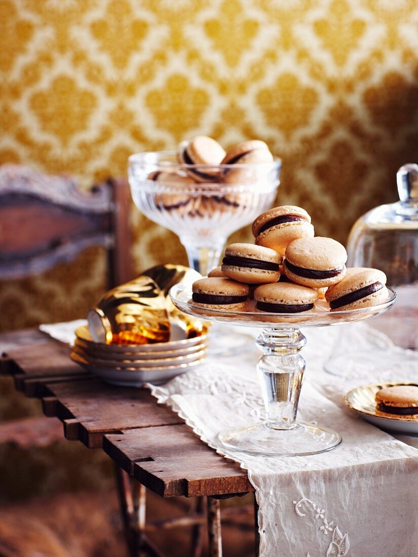 Schokoladen-Karamell-Macarons in Vintage-Glasschalen