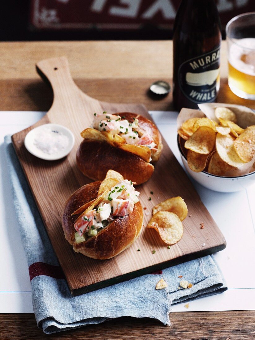 Lobster rolls with potato chips (USA)