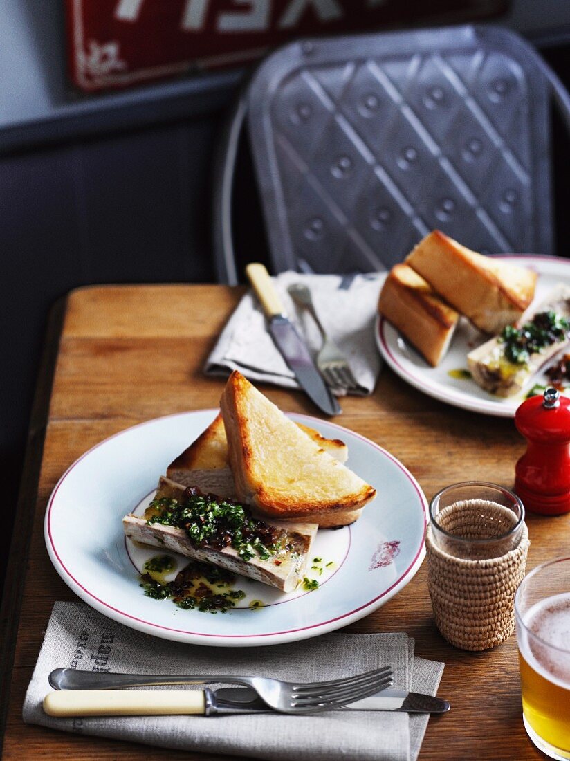 Markknochen mit Chimichurry, karamellisierten Zwiebeln und Toast (USA)