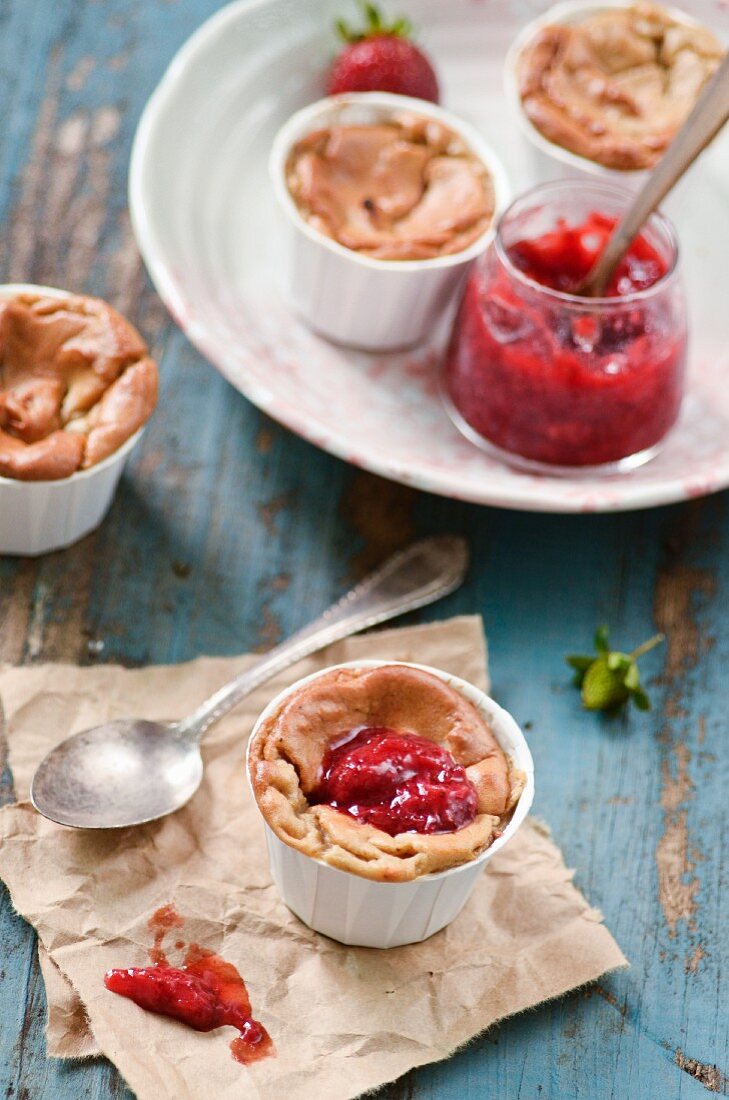 Souffle mit Erdbeermarmelade