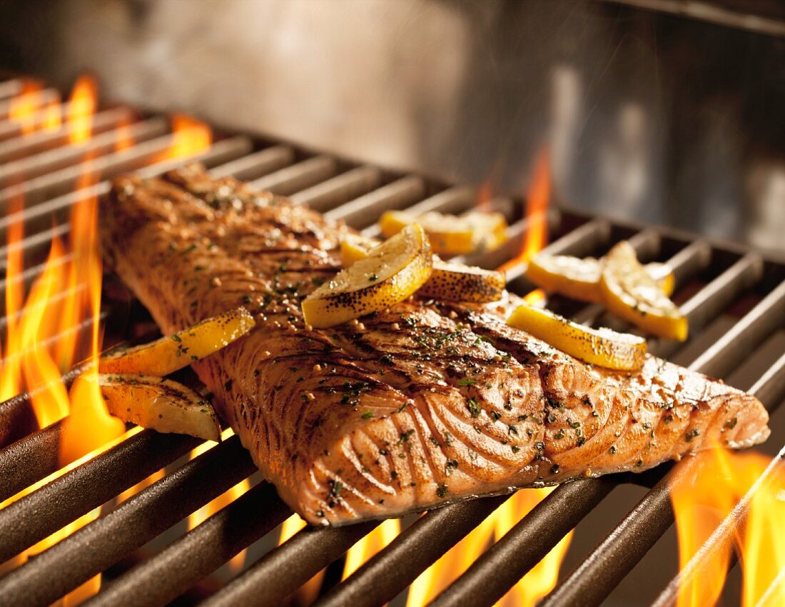 Lachsfilet mit Zitronenscheiben auf dem Grill