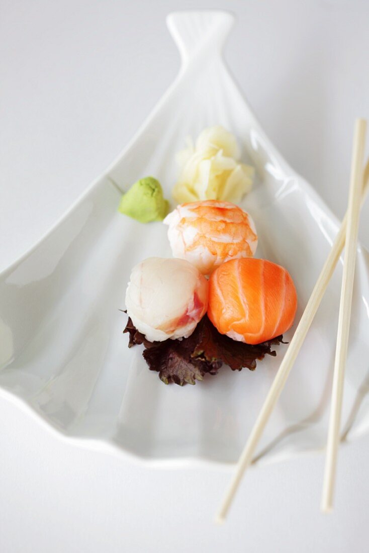 Sushi-Kugeln mit Wasabi und Ingwer