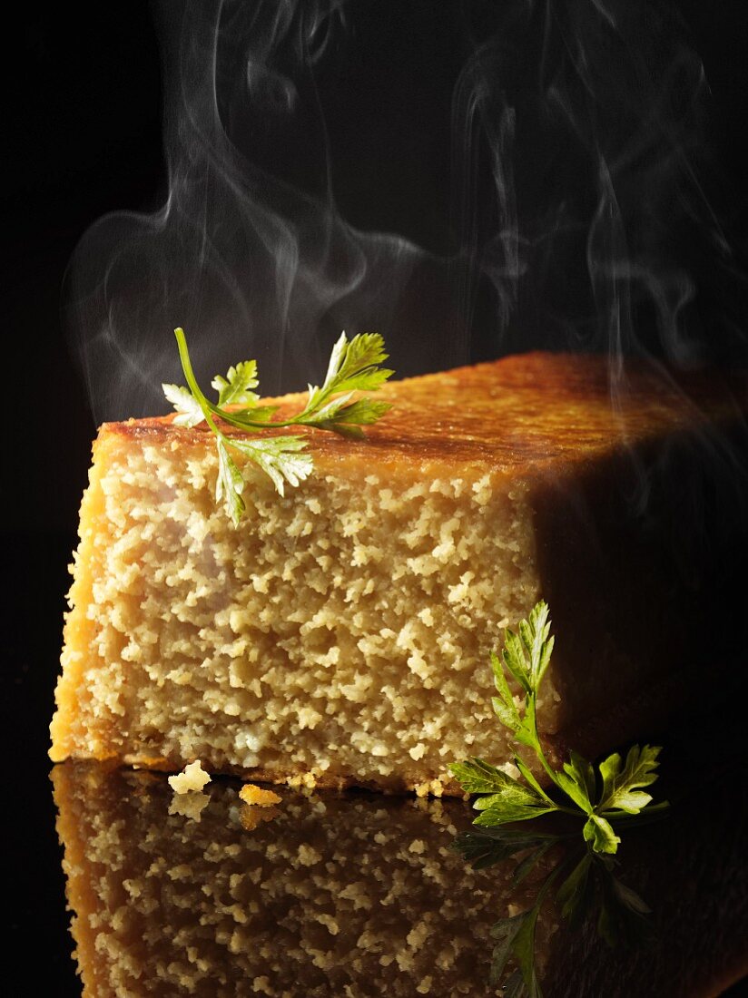Dampfender, pikanter Polenta-Kuchen