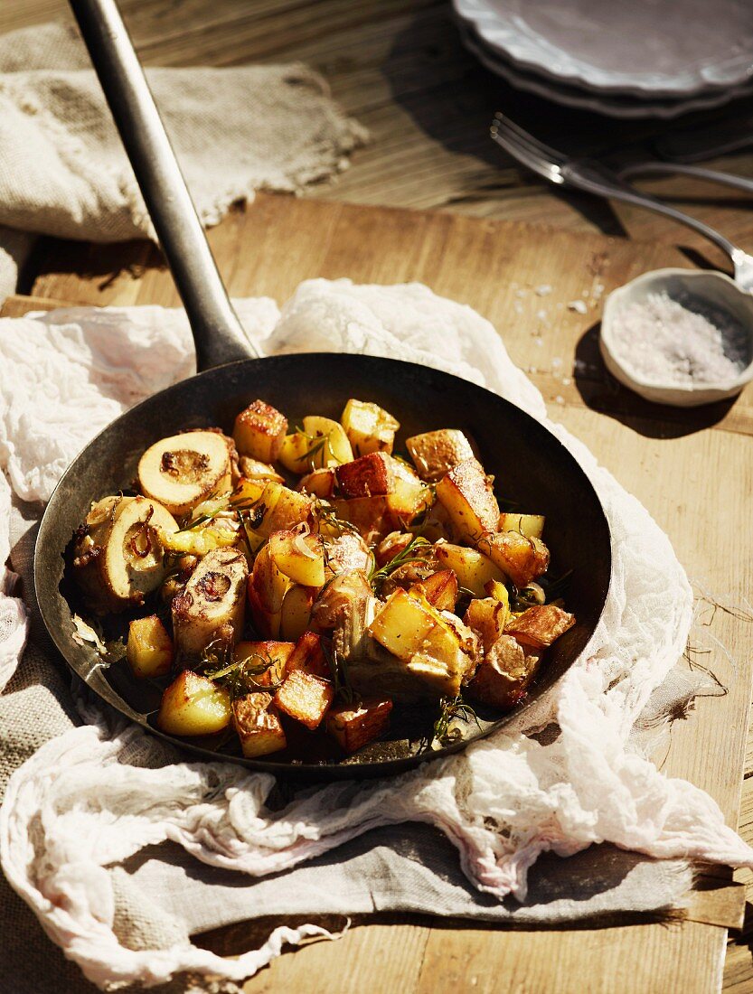 Pan-fried potatoes with marrowbone and rosemary