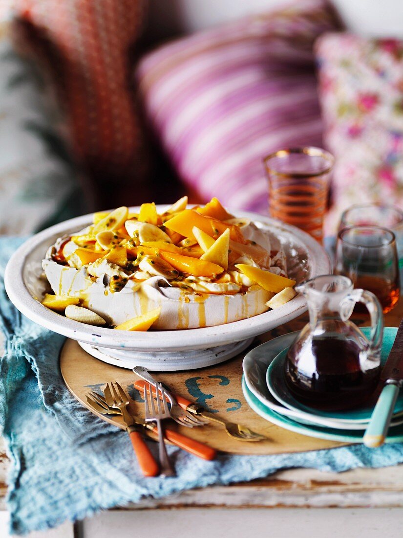 Pavlova mit Mango, Joghurt und tropischen Früchten