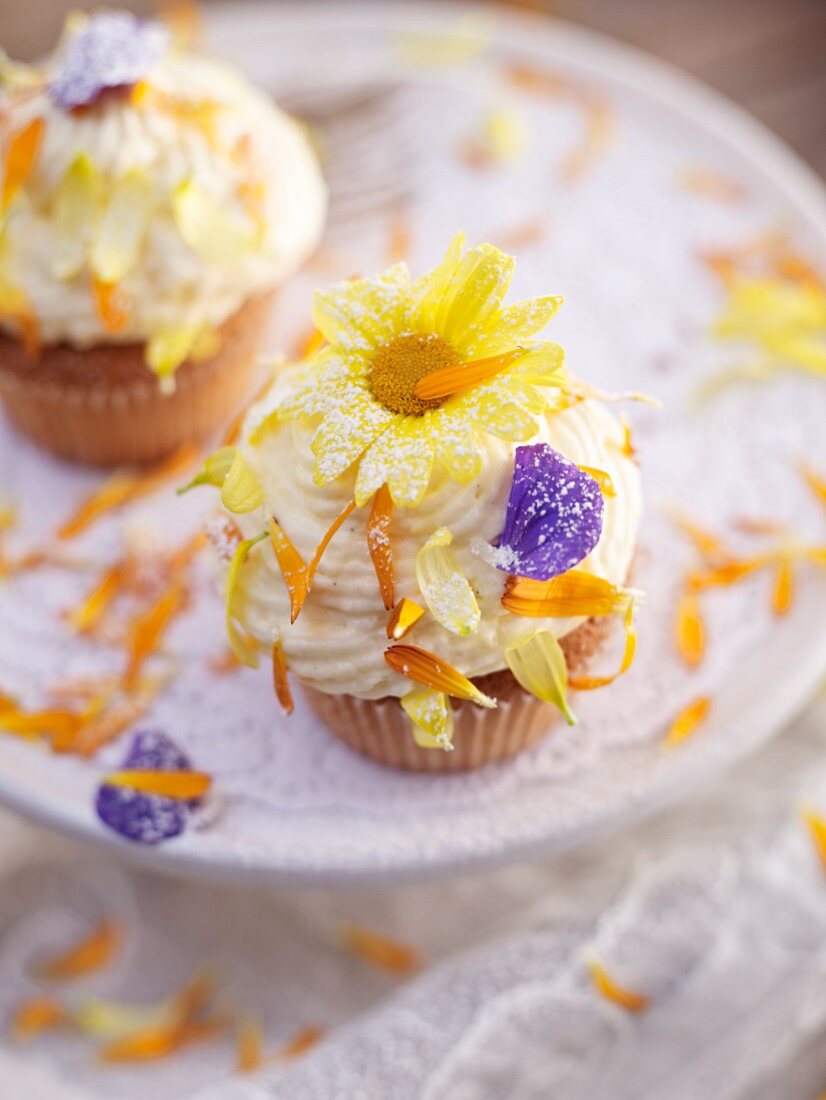 Cupcakes mit Blütenblättern