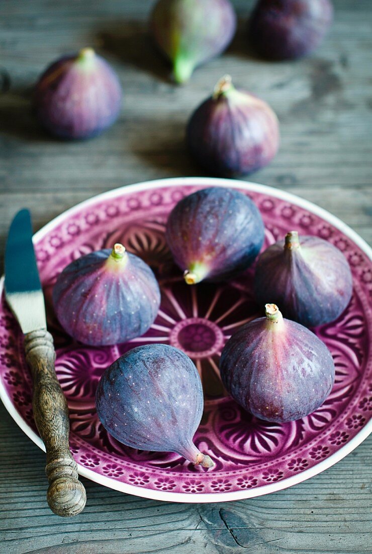 A plate of blue figs