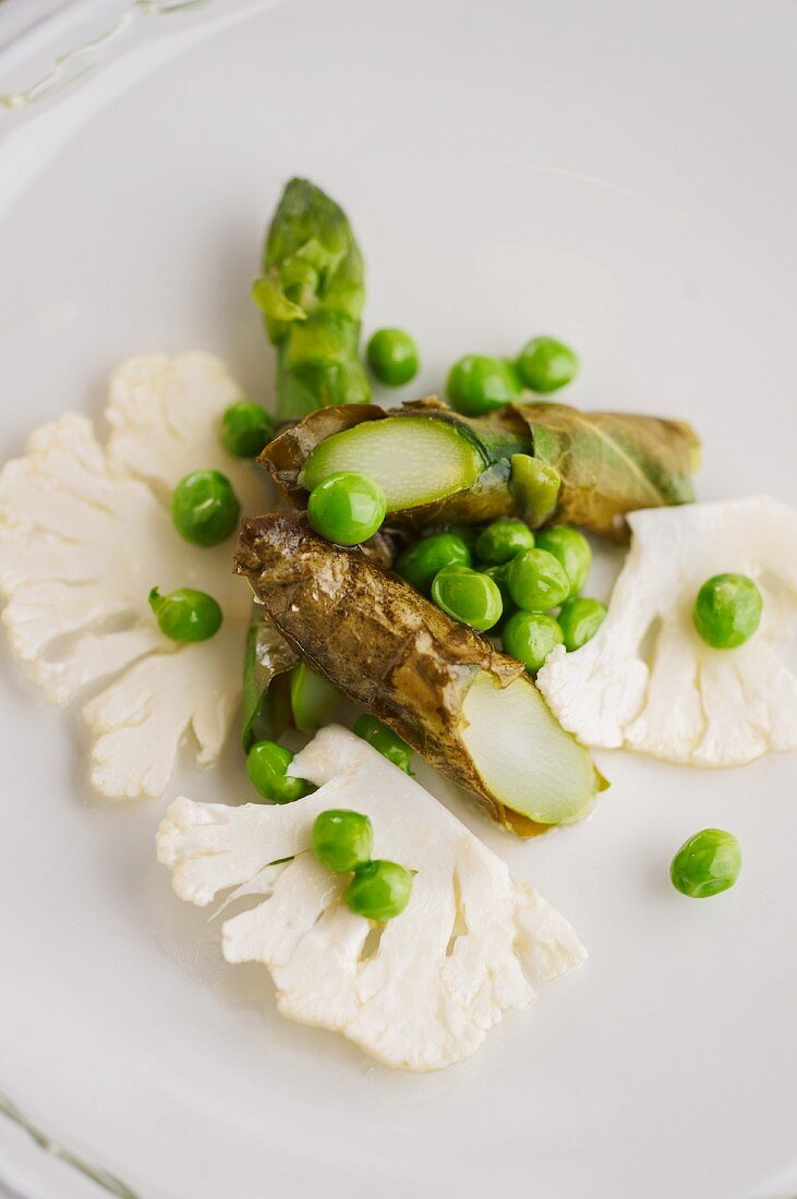 Spargel mit Erbsen und Blumenkohl