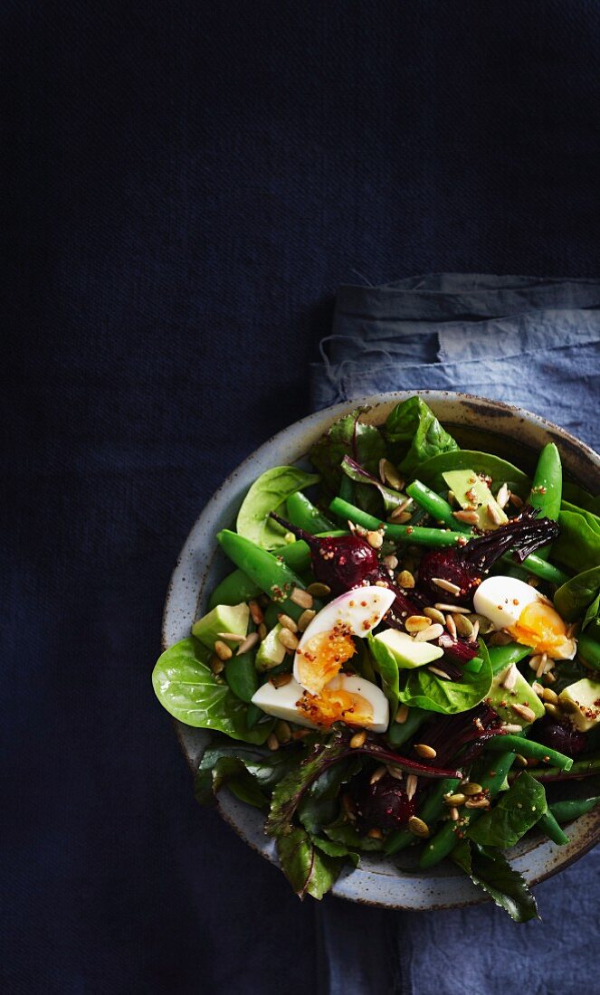Spinach salad with beetroot, green beans, avocado and egg