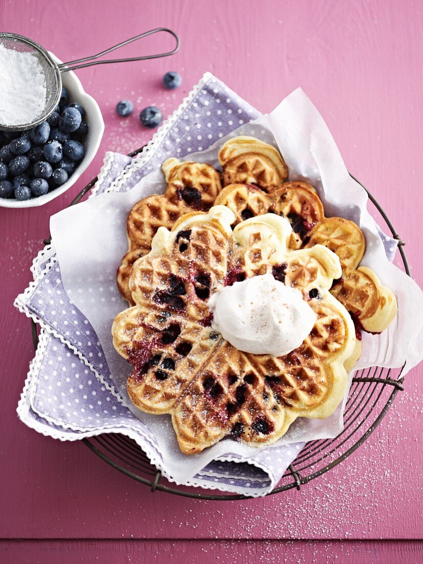 Blaubeerwaffeln mit Sahne