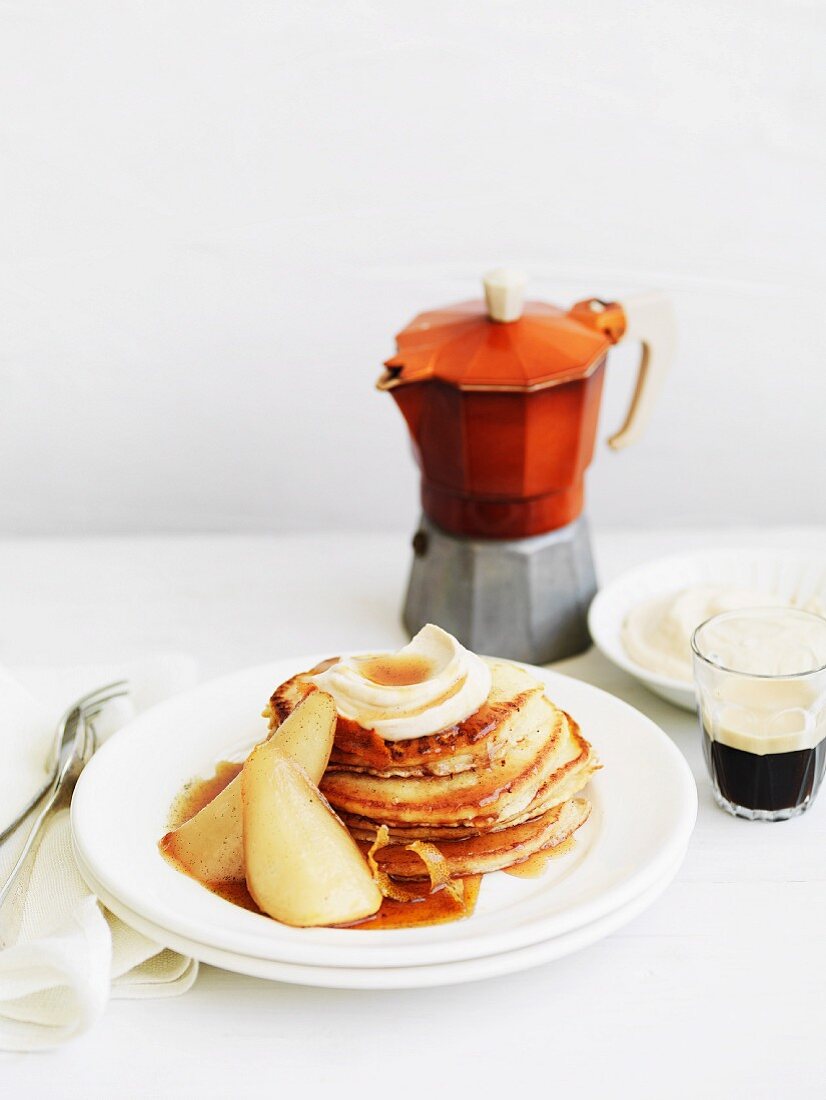 Pancakes mit Birnen, Ahornsirup und Ricotta