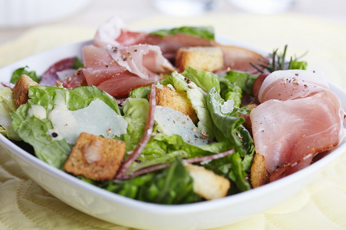 Salat mit Schinken, Parmesanhobeln und Croûtons