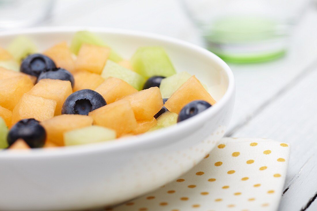 Obstsalat mit Honigmelone, Cantaloupemelone und Blaubeeren