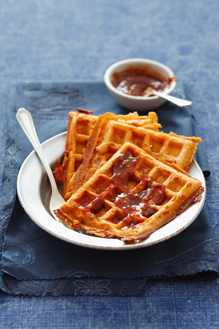 Pizza-Waffeln mit Käse und Schinken