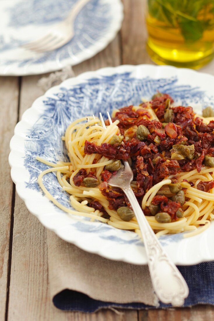 Spaghetti mit getrockneten Tomaten, Kapern und roten Zwiebeln