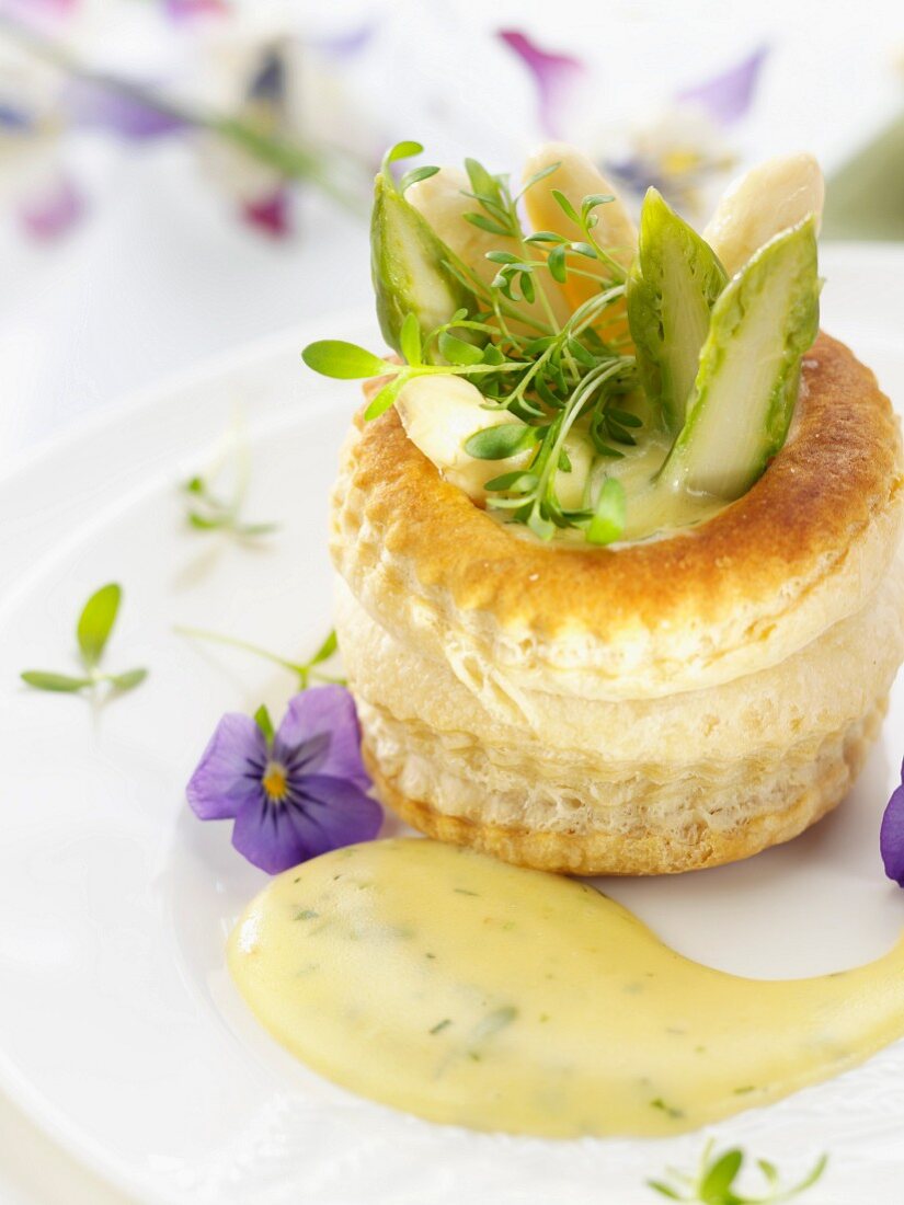 A vol-au-vent with asparagus tips and herby hollandaise sauce