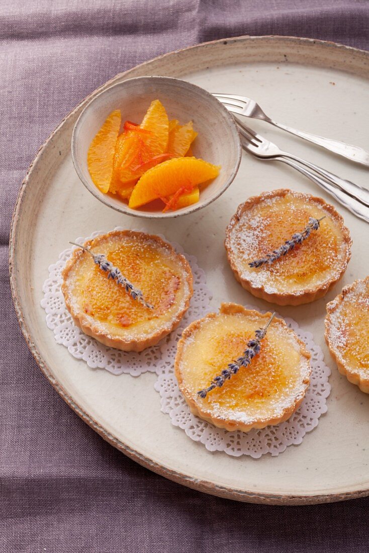 Orangen-Torteletts mit Karamellkruste