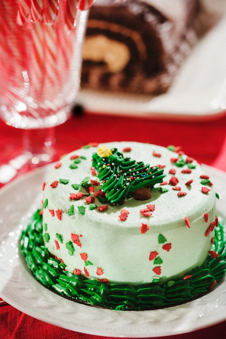 Mini-Weihnachtskuchen, dekoriert mit grünem Zuckerguss und Weihnachtsbaum