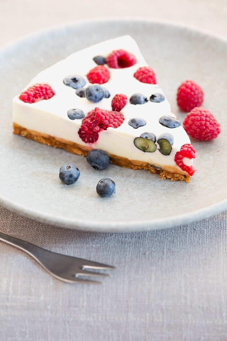 Kühlschranktorte mit frischen Beeren