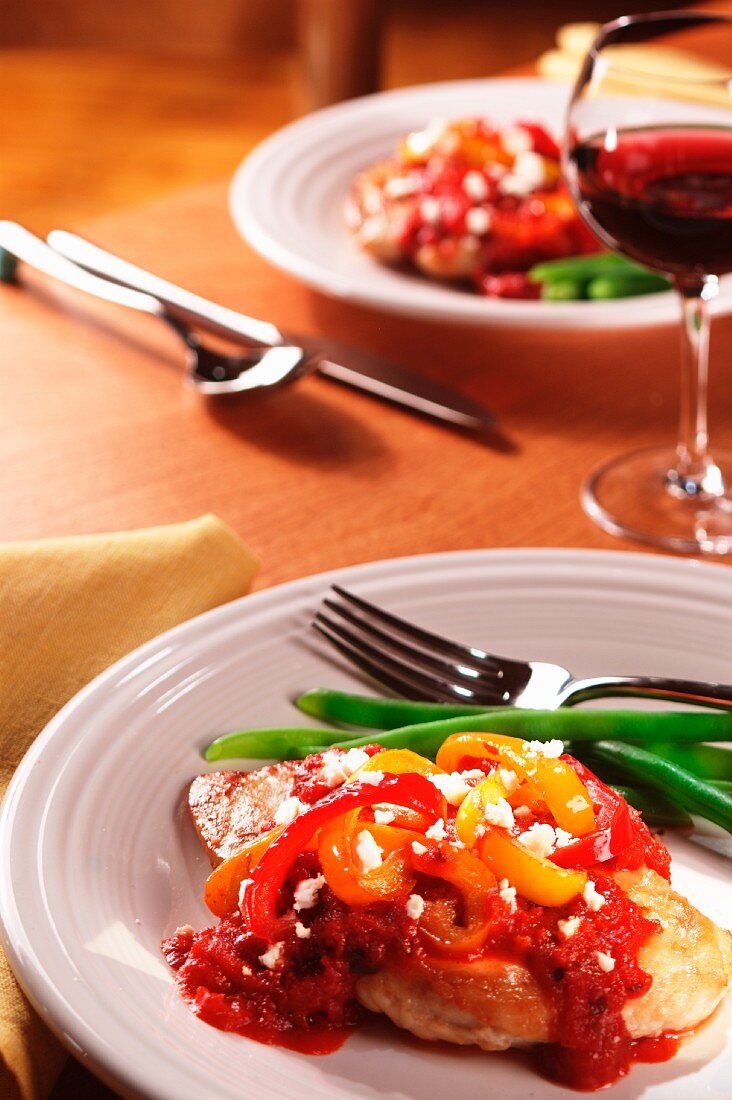 Hähnchenbrust mit Tomatensauce, Paprikaschoten und grünen Bohnen
