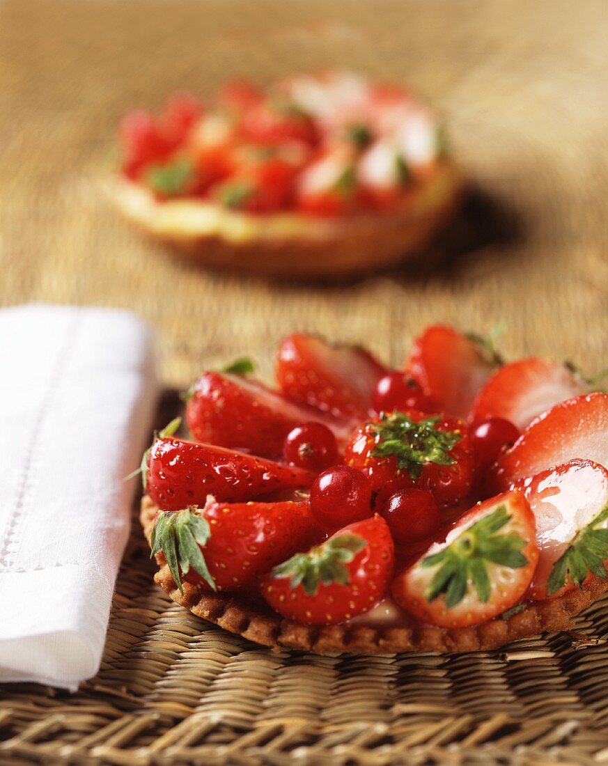 Strawberry tartlets with redcurrants