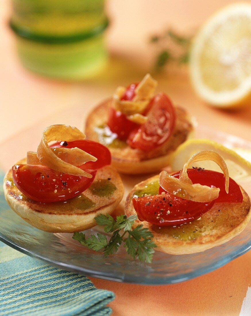 Crostini with olive oil, tomatoes and hard roe