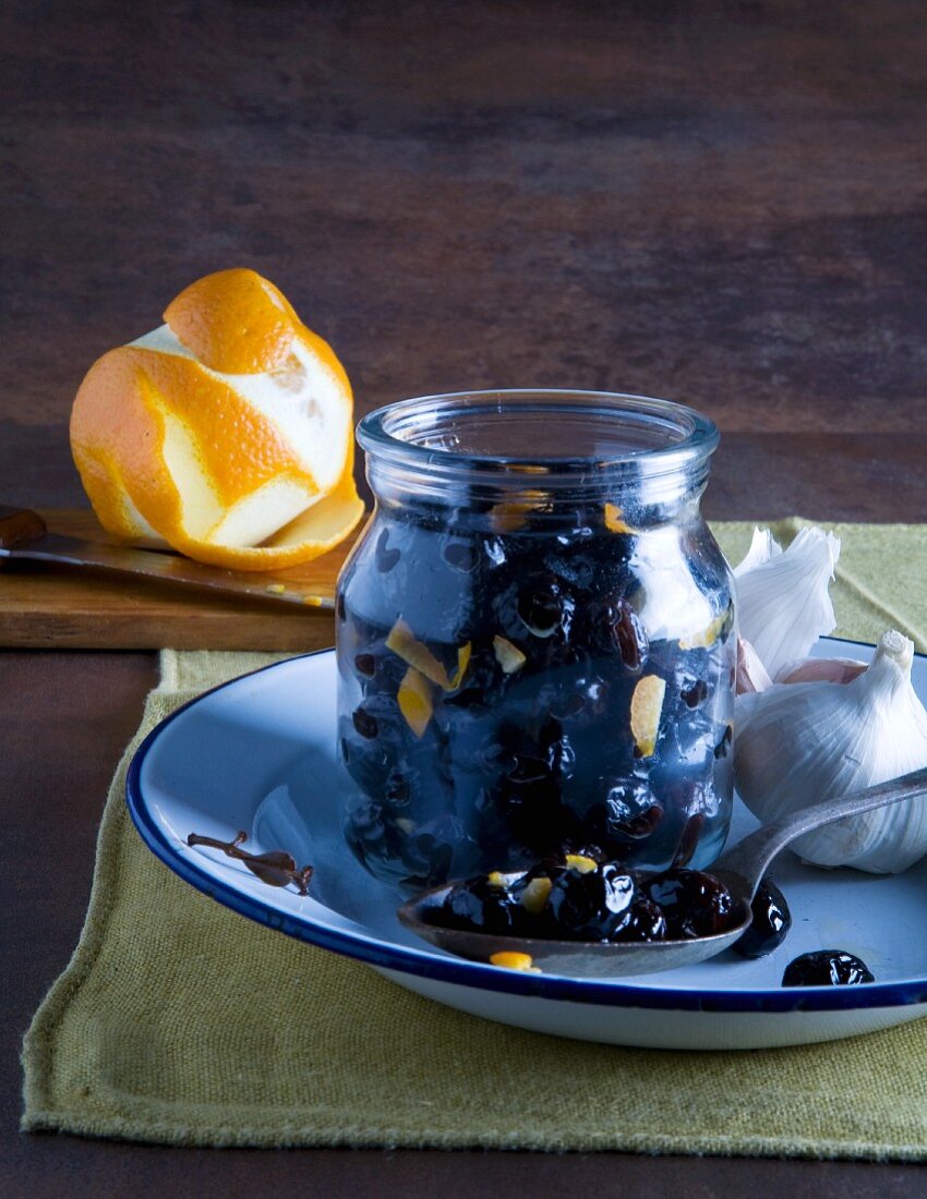 Olive all'arancia (Oliven mit Orangenschale & Knoblauch)