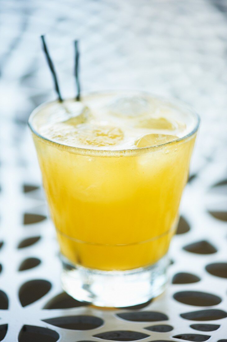Wodka-Ananas-Cocktail mit Kokos, Ingwer und Mango