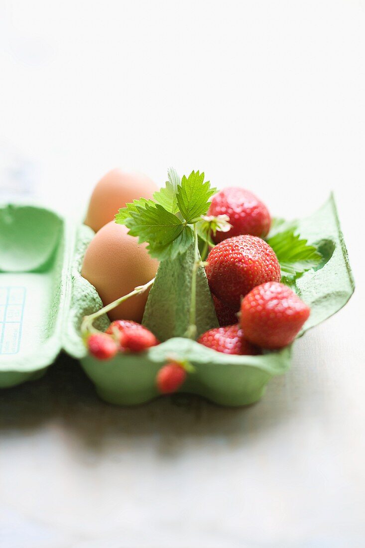 Erdbeeren und Eier in einem Eierkarton