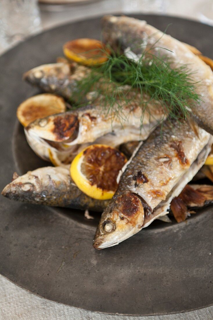 Fried fish with lemon and dill