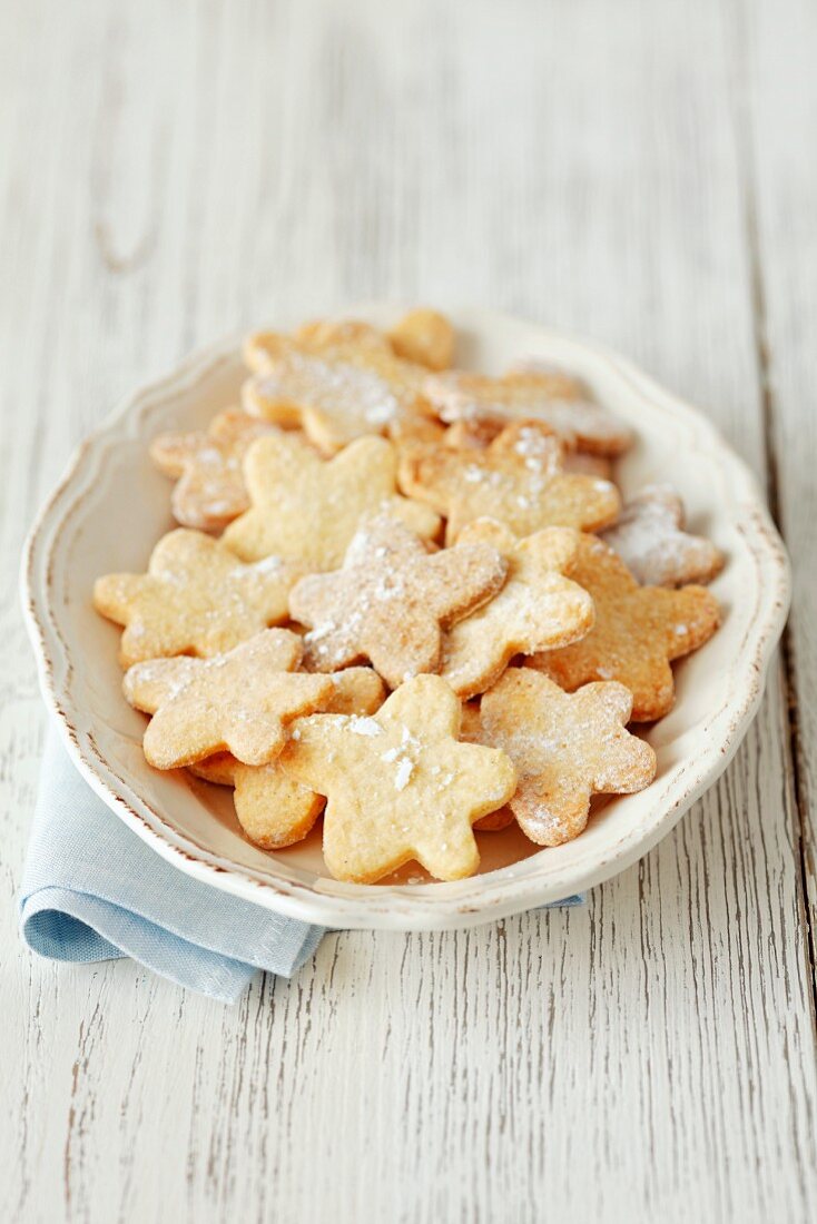 Blumenförmige Plätzchen mit Puderzucker