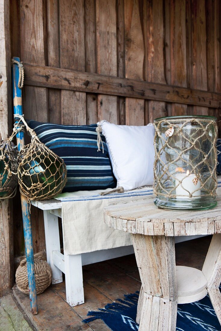 Fishing-net-style accessories and rug in Norwegian herringbone pattern