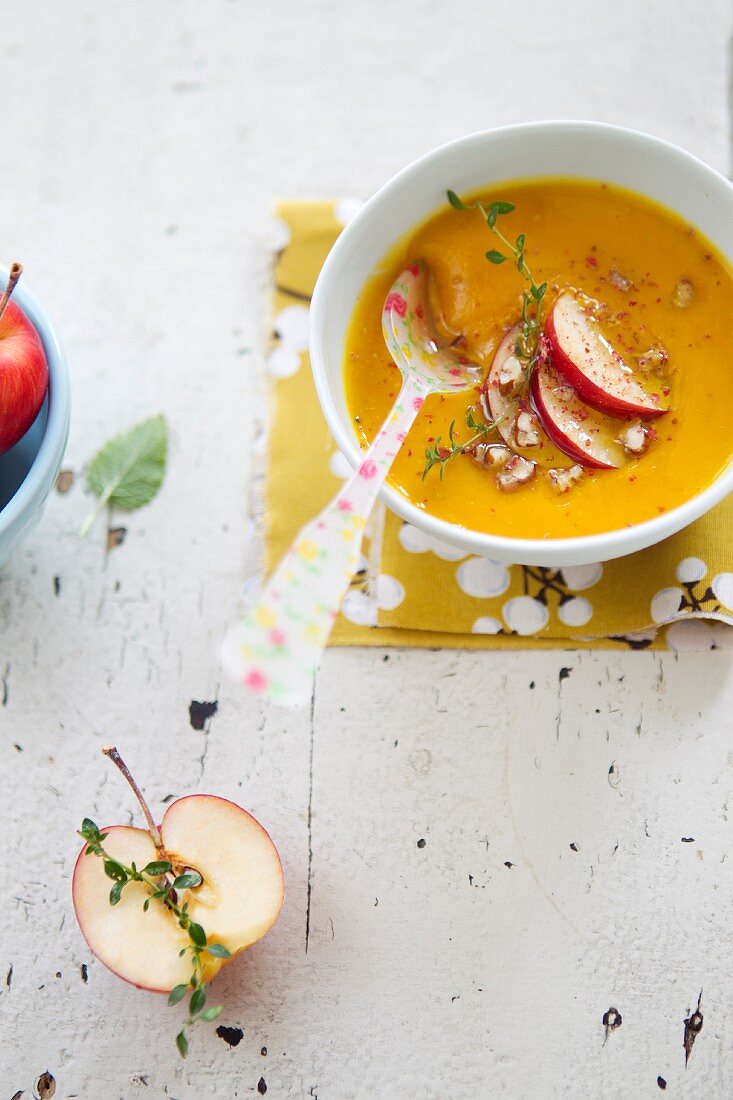 Cremige Kürbissuppe mit Apfelscheiben