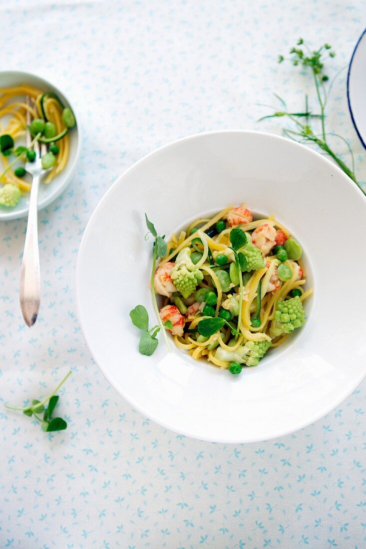 Spaghetti mit Frühlingsgemüse und Garnelen