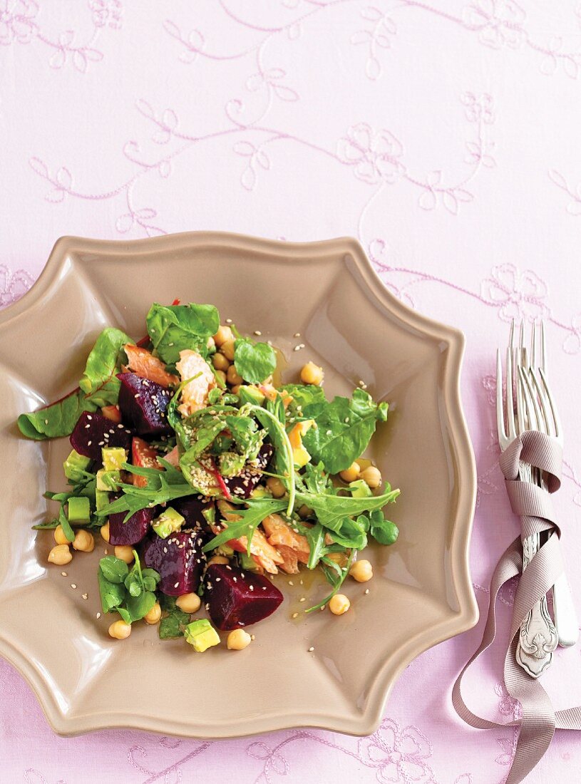 Beetroot salad with chickpeas and tuna