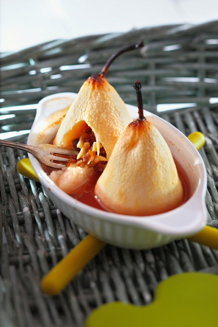 Baked pears filled with almonds and raisins