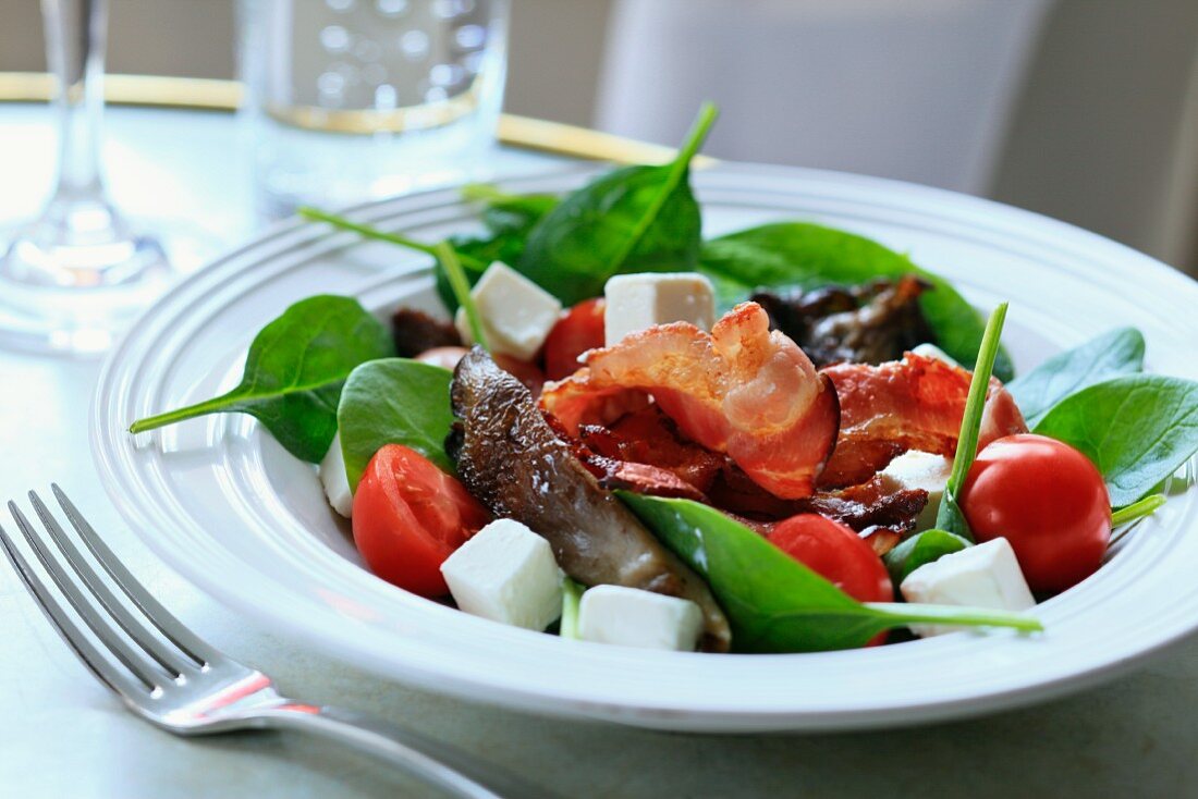 Spinach salad with pancetta, sheep's cheese and oyster mushrooms
