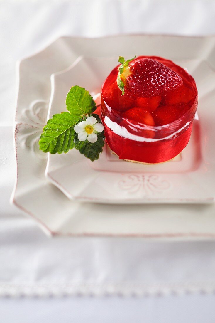 Miniature cheesecake with strawberries in jelly