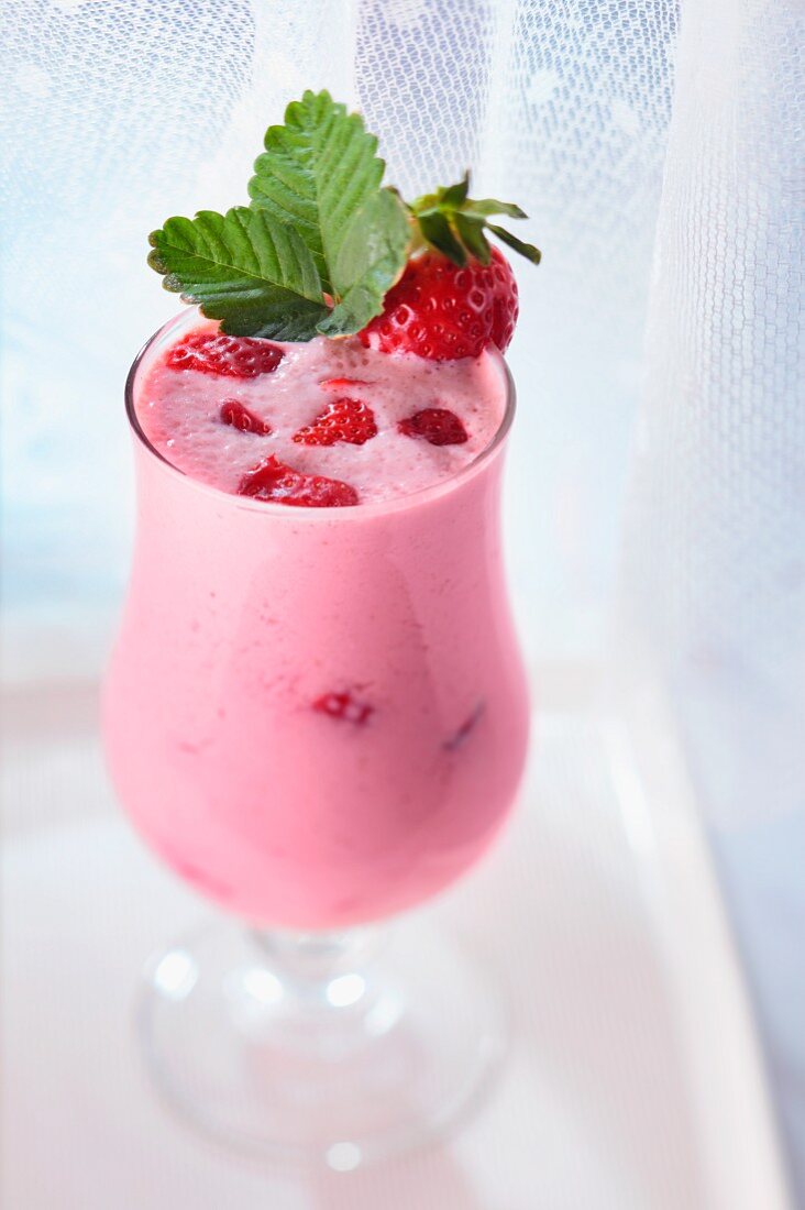 Strawberry milkshake with fresh strawberries