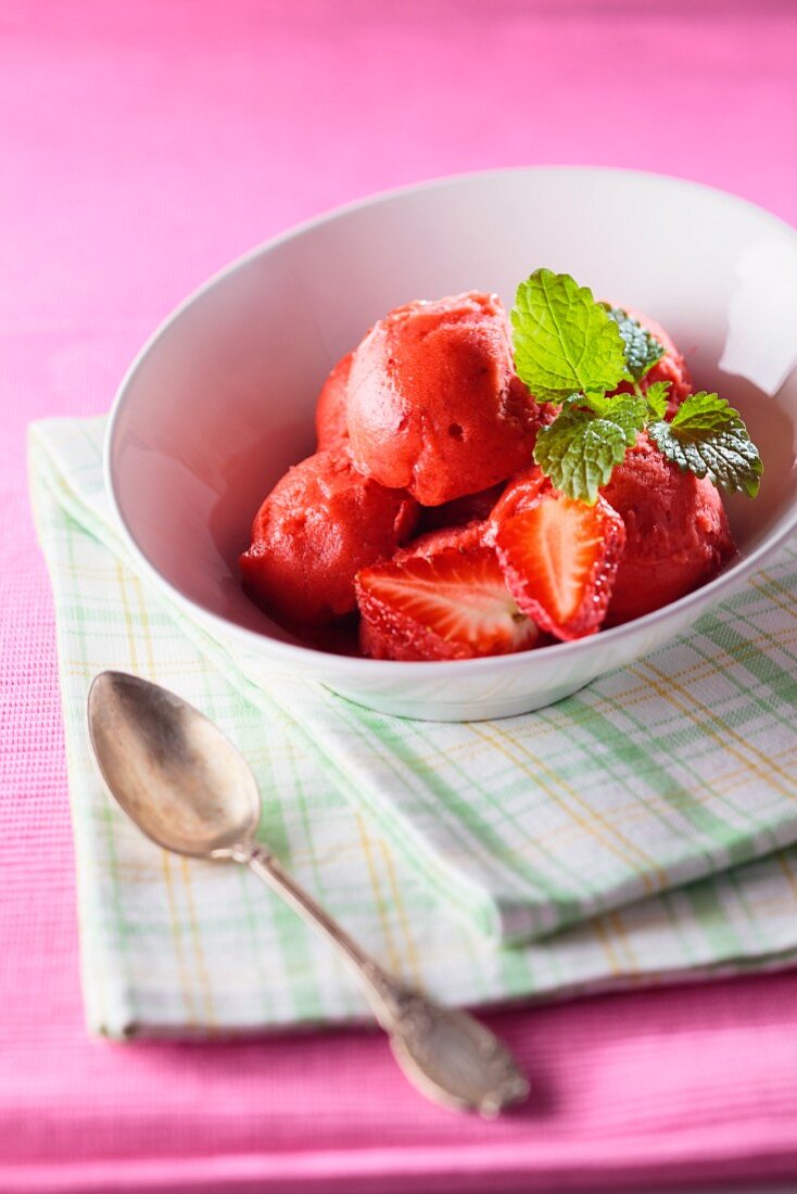 Erdbeersorbet mit frischen Erdbeeren