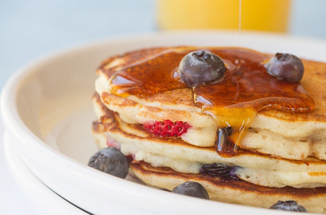 Buttermilch-Pancakes mit Blaubeeren, Erdbeeren und Ahornsirup